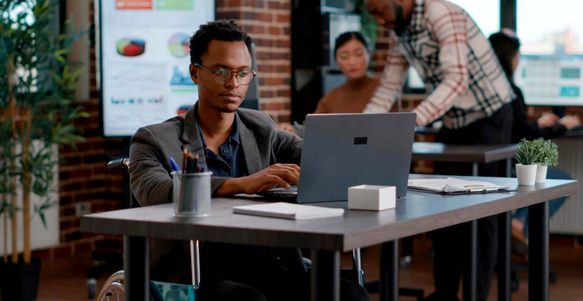 Instructeur expérimenté guidant des apprenants dans un environnement professionnel